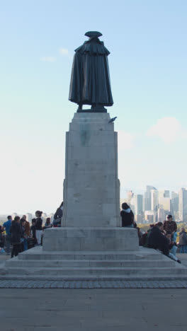 Video-Vertical-De-La-Estatua-Del-General-Wolfe-Fuera-Del-Observatorio-Real-En-Greenwich-Park,-Londres,-Reino-Unido